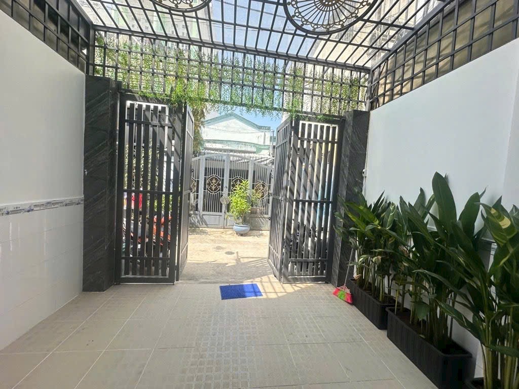 NHÀ ĐẸP Ở NGAY ĐƯỜNG HUỲNH THỊ HAI 60m2 - 3 lầu - tặng full nội thất chỉ 4,8xx ty