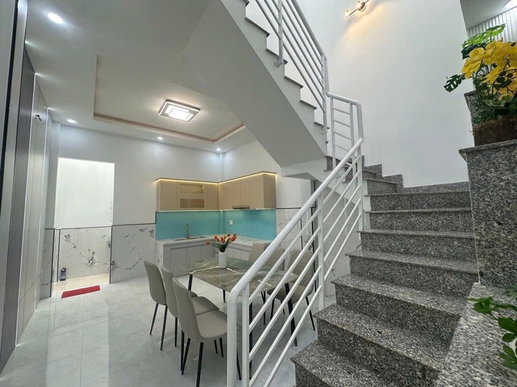 NHÀ ĐẸP Ở NGAY ĐƯỜNG HUỲNH THỊ HAI 60m2 - 3 lầu - tặng full nội thất chỉ 4,8xx ty