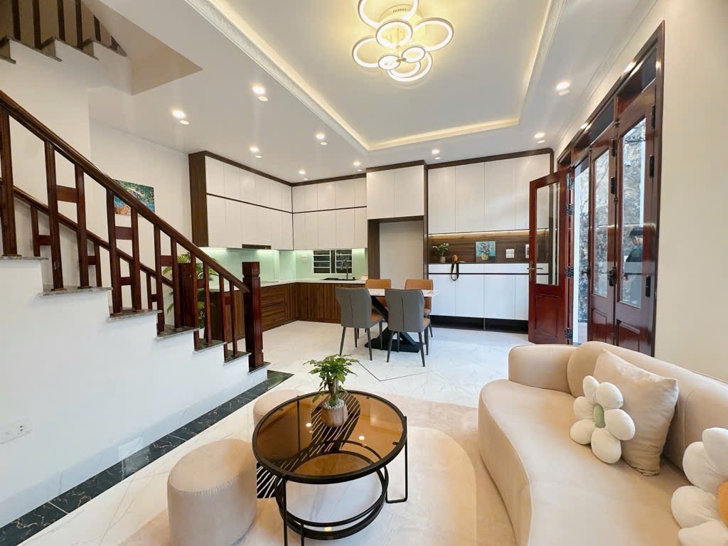 SIÊU PHẨM- NGỌC THỤY- VỊ TRÍ SIÊU ĐẸP -NGÕ NÔNG- Ô TÔ ĐỖ CỔNG- GIÁ TỐT- NHÀ ĐẸP Ở LUÔN