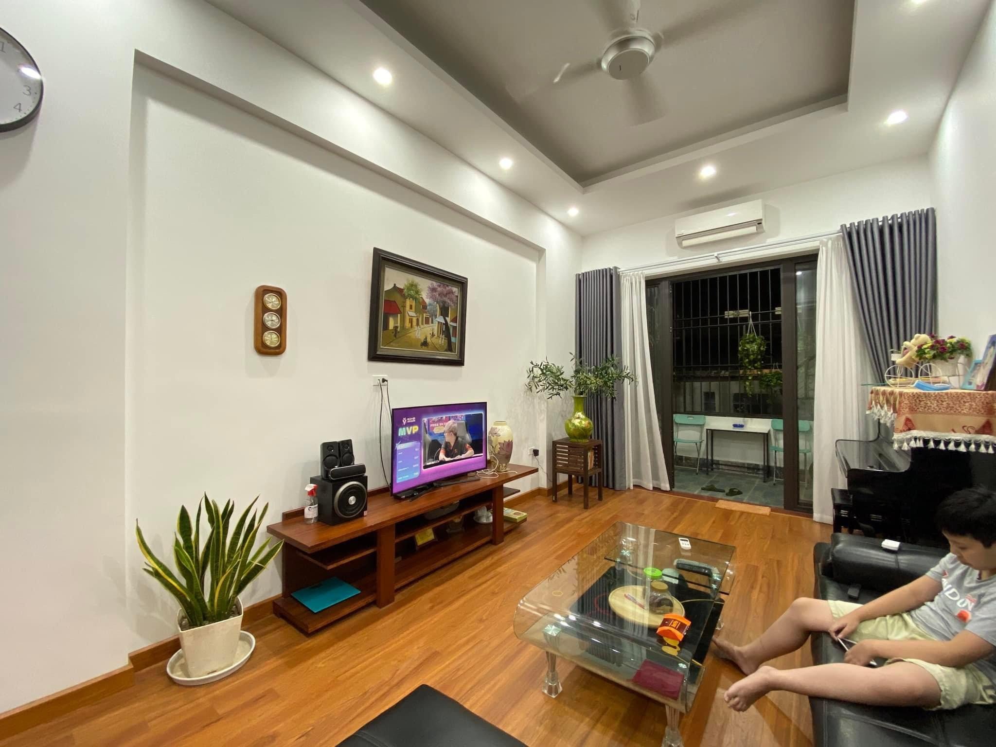 Bán nhà Âu Cơ, mới xây, đẹp long lanh, 40m2, 7.5 tỷ