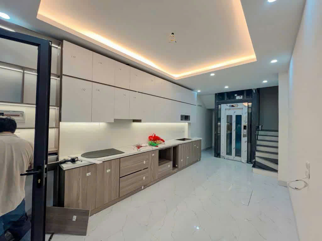 Nhà đẹp phố Trạm 5 tầng mới, giao thông thuận tiện, nội thất đẹp 8.2 tỷ