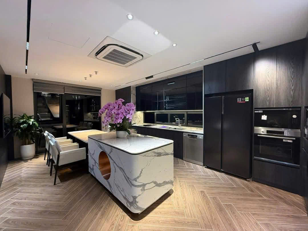 BÁN NHÀ NGUYỄN VĂN CỪ - LB - 50M2 - 7 TẦNG - ĐẦY ĐỦ NỘI THẤT - GARA Ô TÔ VÀO NHÀ - NHỈNH 13 TỶ