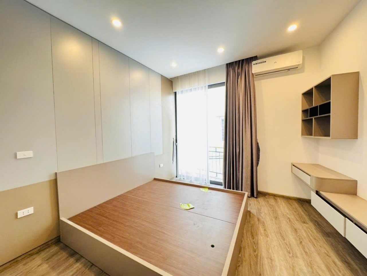 PHÂN LÔ NGỌC THUỴ - LONGBIÊN - DÂN XÂY CHẮC CHẮN - Ô TÔ ĐỖ CỬA - VIEW CẦU LONG BIÊN - GẦN MIPEC -