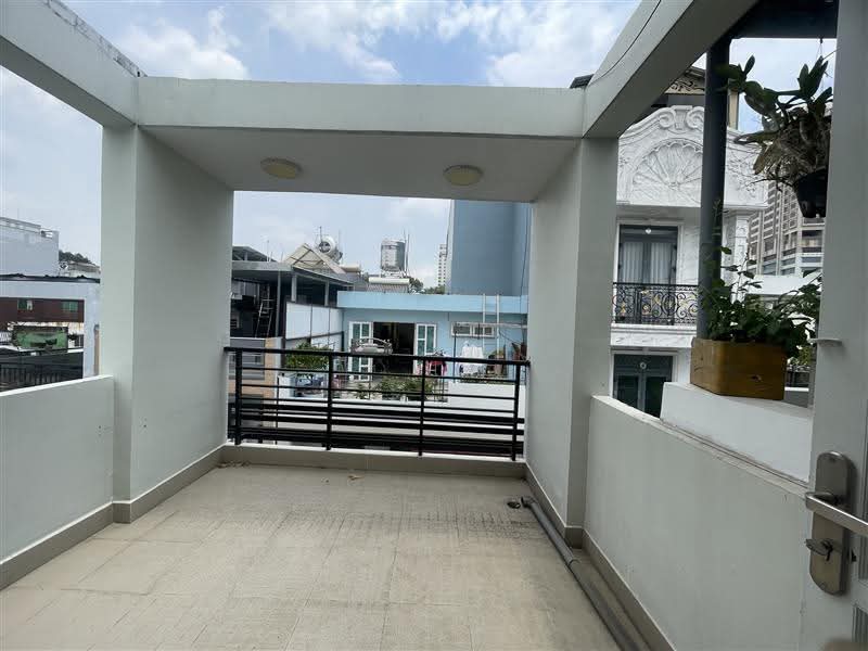 NHÀ ĐẸP Q5 - LÊ HỒNG PHONG - 4 TẦNG - TẶNG NỘI THẤT GỖ - DIỆN TÍCH 32M2 - GIÁ CHỈ 8 TỶ HƠN