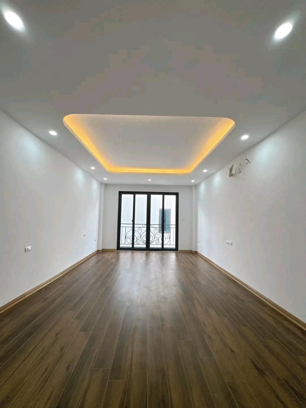 Bán BDS ngon Cầu Giấy thang máy, canh ô tô, sát phố,3 gác , mới tinh 38m2 Chỉ 8.9Ty