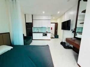 BÁN GẤP TÒA CHDV 6 TẦNG THANG MÁY HOÀNG QUỐC VIỆT, DÒNG TIỀN 600TR/NĂM, 2 THOÁNG NỞ HẬU CÁCH PHỐ VÀI BƯỚC CHÂN