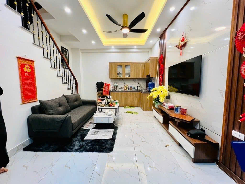 Nhà đẹp Ngọc thụy oto vào nhà cách đê 20m. Gần trường học bệnh viện chợ dân sinh dân trí cao an ninh tốt nhà 5 tầng full đồ giá 7 tỷ