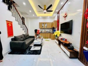 Nhà đẹp Ngọc thụy oto vào nhà cách đê 20m. Gần trường học bệnh viện chợ dân sinh dân trí cao an ninh tốt nhà 5 tầng full đồ giá 7 tỷ