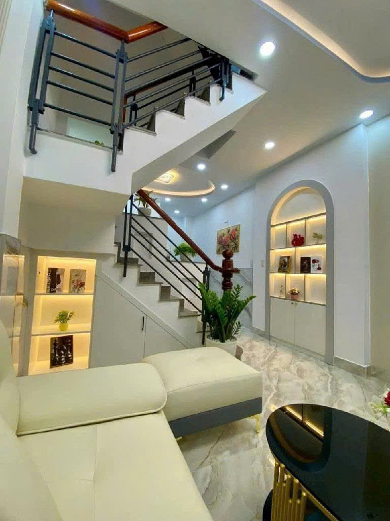 CHỈ NHỈNH 3 X TỶ - NHÀ ĐẸP FULL NỘI THẤT - DT35M2 - GẦN PHẠM VĂN BẠCH - NHÀ GA T3 5 PHÚT.