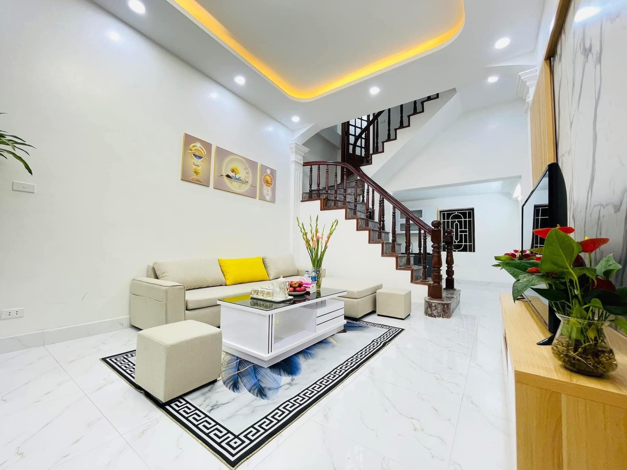 CỰC HIẾM. NHÀ PHỐ TRUNG KÍNH. VỊ TRÍ ĐẸP, GẦN OTO. 36m. 7,x Tỷ