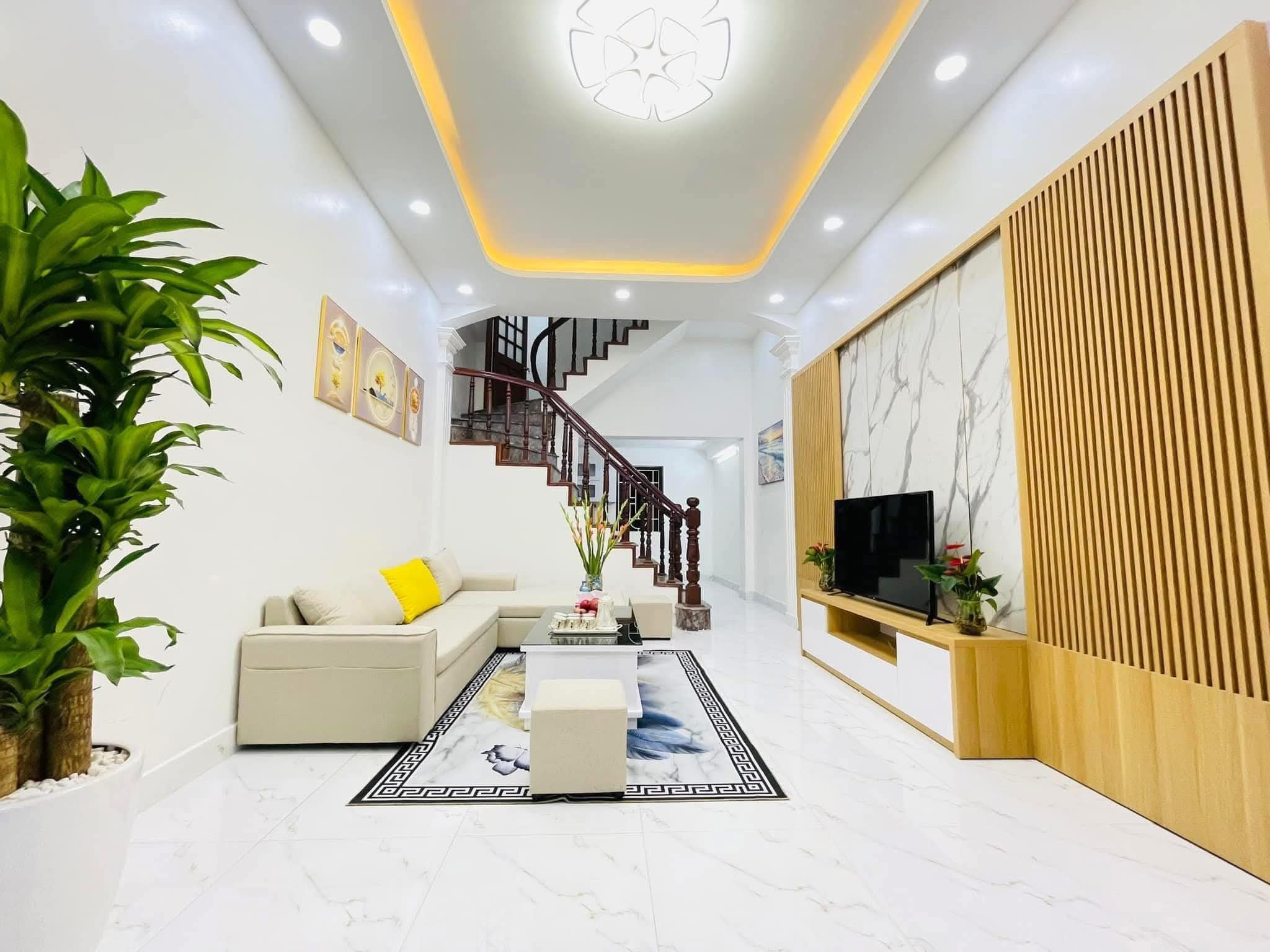 CỰC HIẾM. NHÀ PHỐ TRUNG KÍNH. VỊ TRÍ ĐẸP, GẦN OTO. 36m. 7,x Tỷ