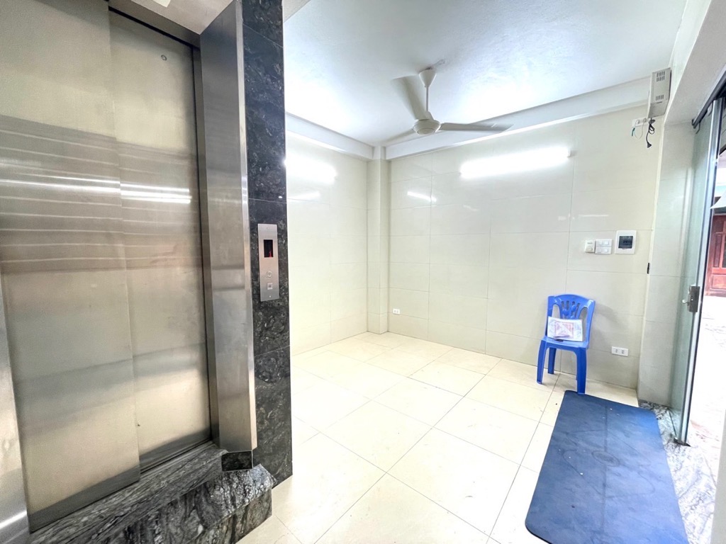 NHÀ PHỐ Lạc Long Quân- VỊ TRÍ QUÁ ĐẸP, 6 TẦNG THANG MÁY, 1 NHÀ RA OTO TRÁNH, SỔ HOA HẬU