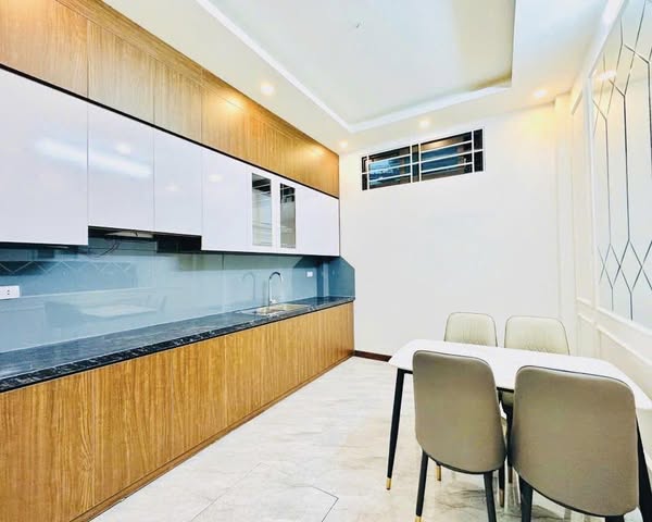 NHÀ ĐẸP Ở NGAY - NGÕ THÔNG - VÀI BƯỚC, RA MẶT PHỐ. Cầu giấy.  DT 39m x 5 tầng. Mt 4m. Giá 15 Tỷ