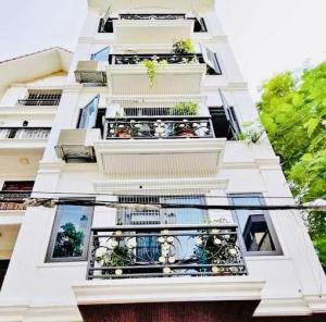 NHÀ ĐẸP Ở NGAY - NGÕ THÔNG - VÀI BƯỚC, RA MẶT PHỐ. Cầu giấy. DT 39m x 5 tầng. Mt 4m. Giá 15 Tỷ