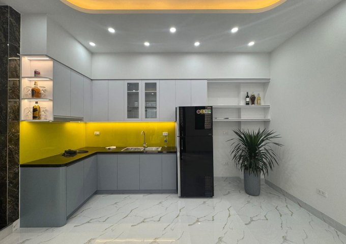 BÁN NHÀ 5 TẦNG, THANG MÁY, PHỐ LĨNH NAM, MẶT TIỀN RỘNG, GIÁ NHỈNH 6 TỶ
