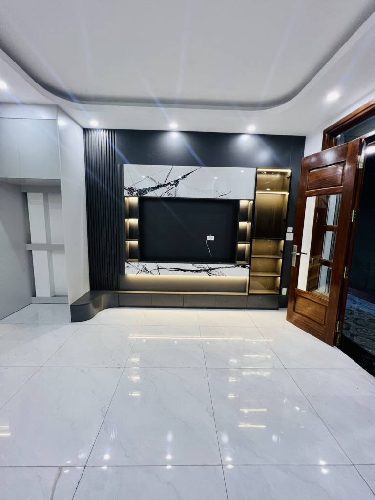 Nhà 5 tầng mới, 36m2, oto đỗ cửa, gần ĐH Kinh Tế - 0922565668