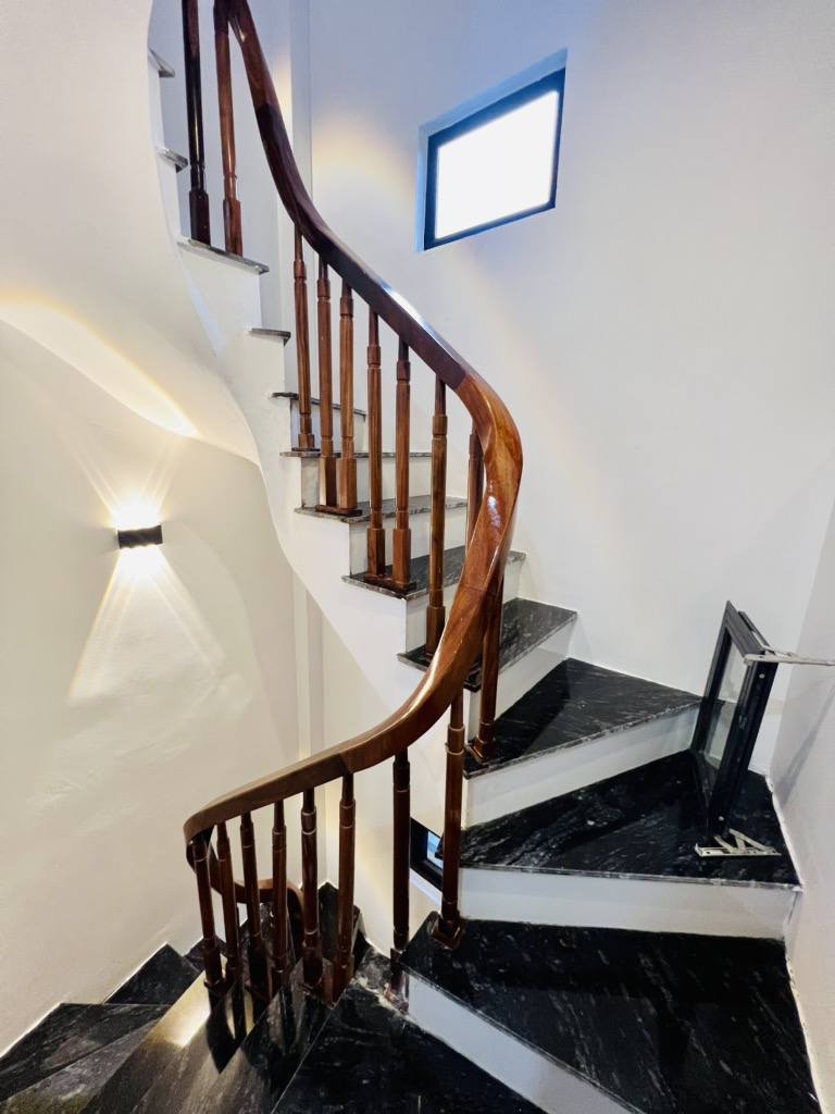 Nhà 5 tầng mới, 36m2, oto đỗ cửa, gần ĐH Kinh Tế - 0922565668