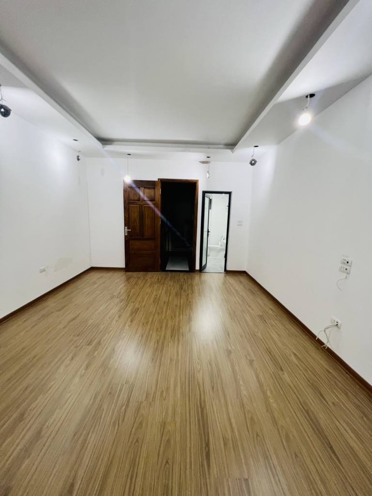 Nhà 5 tầng mới, 36m2, oto đỗ cửa, gần ĐH Kinh Tế - 0922565668