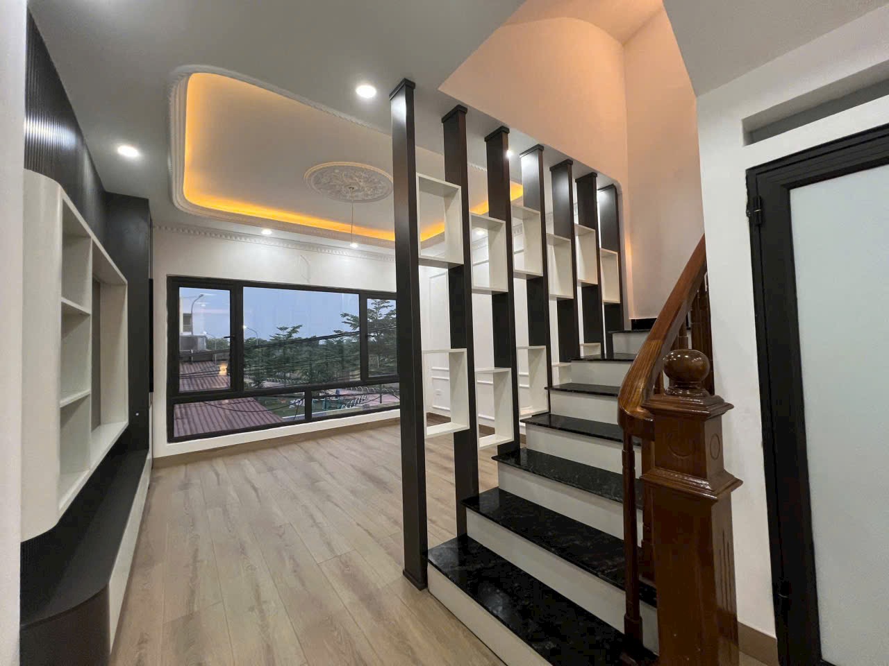 Cần bán căn nhà mới Gara Ô tô ngõ 298 Ngọc Hồi- cạnh Linh Đàm- Mặt ngõ thông