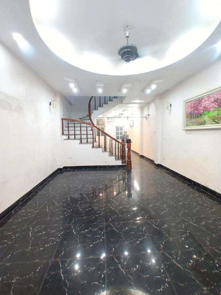 Oto đỗ cửa , thoáng mát và yên tĩnh