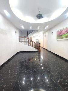 Oto đỗ cửa , thoáng mát và yên tĩnh