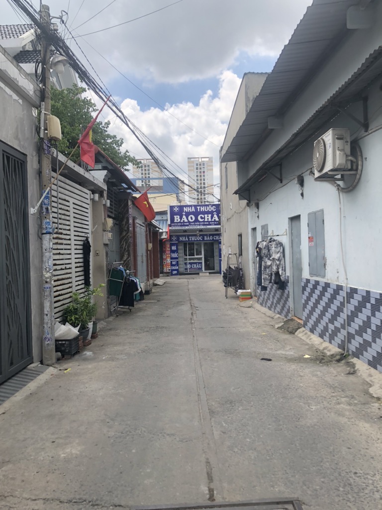 Nhà 1 lầu 1 trệt hẻm ô tô . Xe để trong nhà