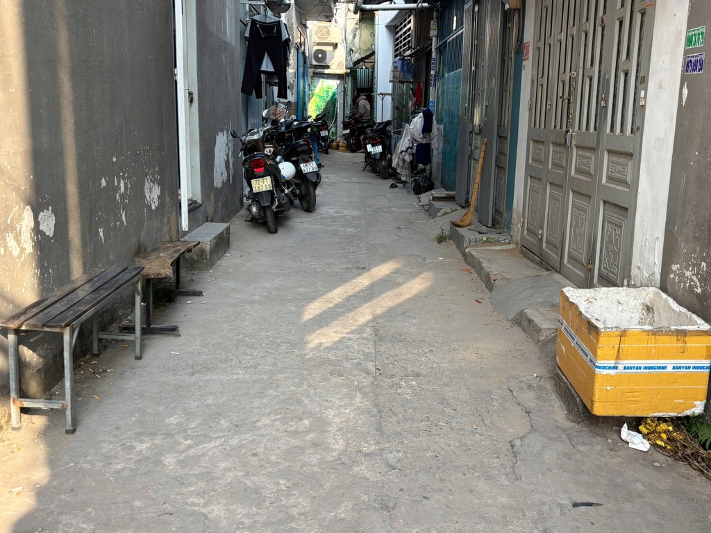 NHÀ ĐẸP Ở NGAY - CÁCH 10M RA HẺM XE HƠI THÔNG