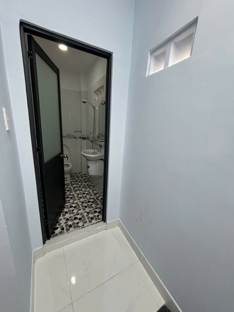 NHÀ ĐẸP Ở NGAY - CÁCH 10M RA HẺM XE HƠI THÔNG