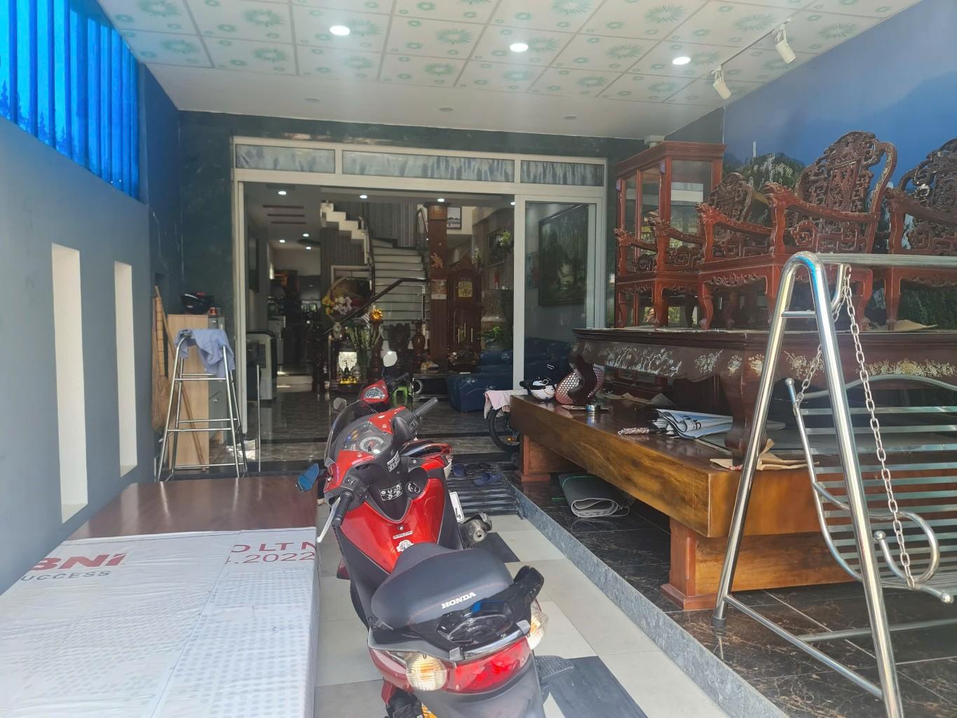 200M2 - MẶT TIỀN ĐƯỜNG 20M - 3 TẦNG SÂN THƯỢNG TRƯỚC SAU - NGANG 5 DÀI 40 -