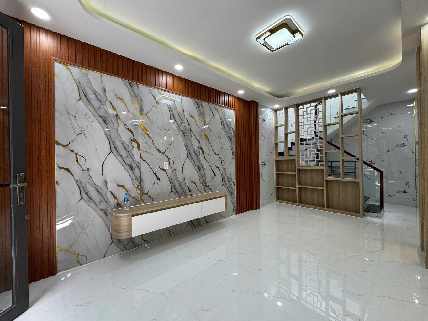 Nhà đẹp vào ở ngay. Phù hợp  vợ chồng trẻ ở ít người.  Thuận tiện đi các hướng