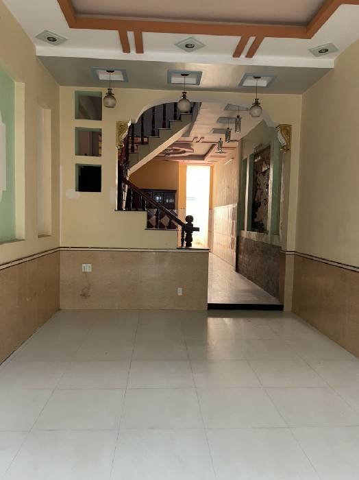 Nhà 4 tầng sân xe tải . Ngang 4m dài hơn 40m . Chân dài hiếm có khó tìm