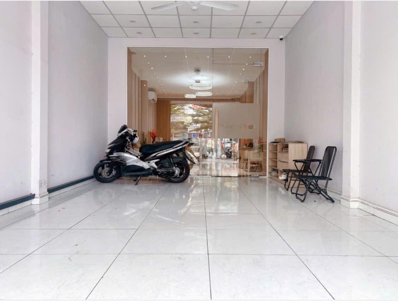 Nhà nở hậu, mặt tiền âu cơ, đang cho spa thuê 30 triệu/ tháng