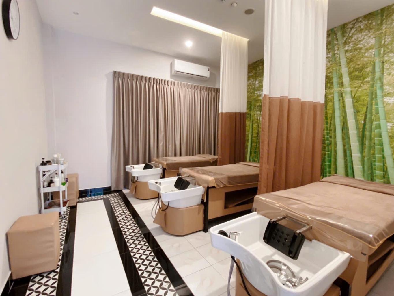 Nhà nở hậu, mặt tiền âu cơ, đang cho spa thuê 30 triệu/ tháng