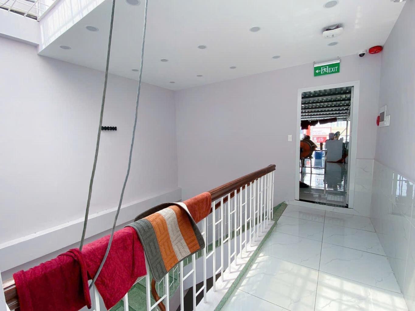 Nhà nở hậu, mặt tiền âu cơ, đang cho spa thuê 30 triệu/ tháng