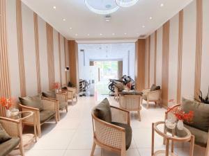 Nhà nở hậu, mặt tiền âu cơ, đang cho spa thuê 30 triệu/ tháng