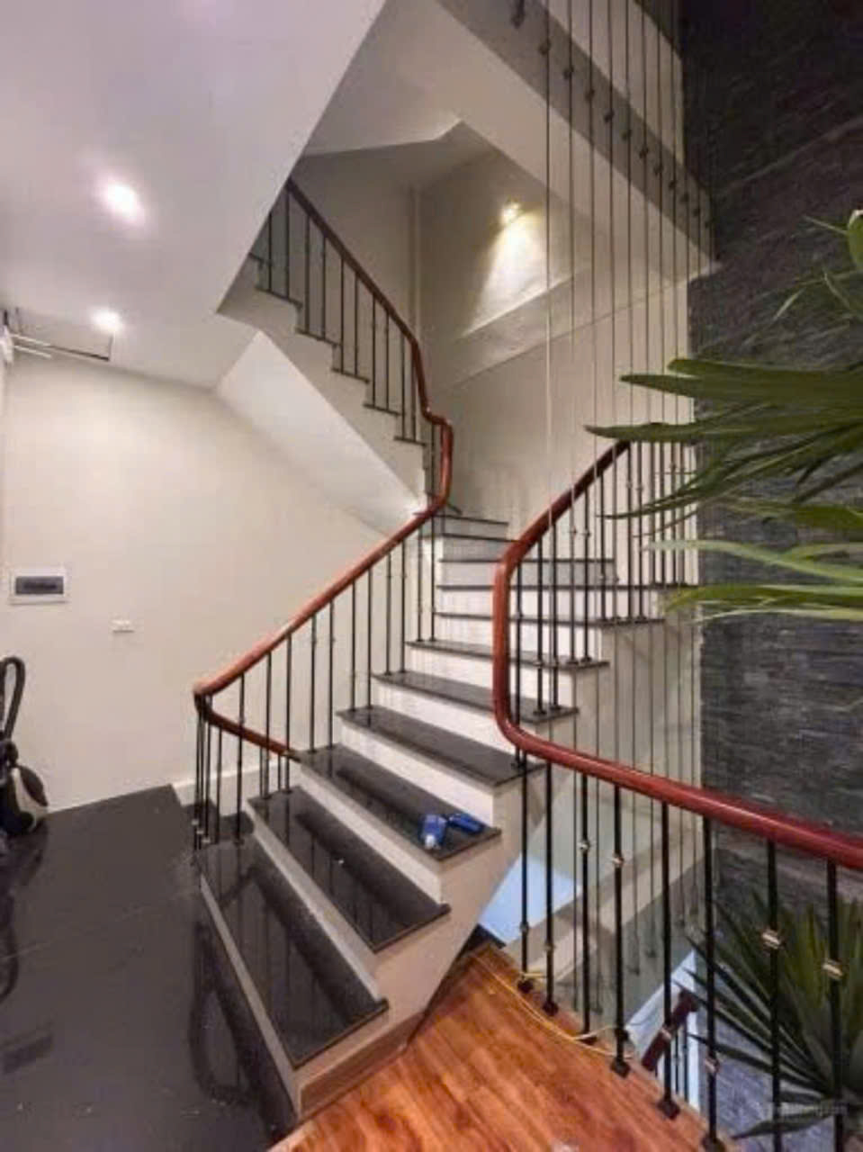 Bán nhà rộng, đẹp, kiên cố phố Thái Hà
