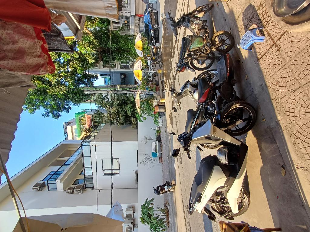 Nhà cấp bốn mặt đường trần cung ô tô tránh