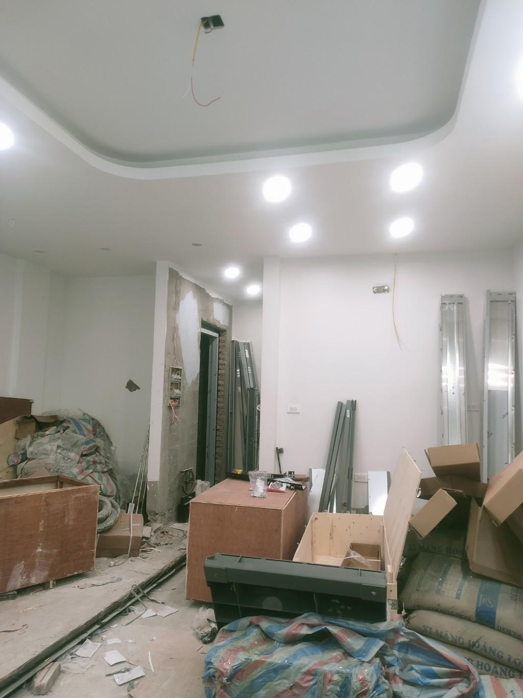 Bán nhà mới thang máy Trần Duy Hưng 5 tầng, nội thất hiện đại, 2 mặt thoáng.