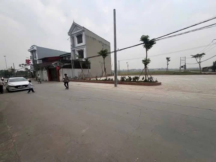 BÌA LÀNG PHÚC HẬU - DỤC TÚ- TRỤC KINH DOANH SẦM UẤT ĐỪNG 3 Ô TÔ TRÁNH GẦN VIN CỔ LOA DDUONGF DẪN