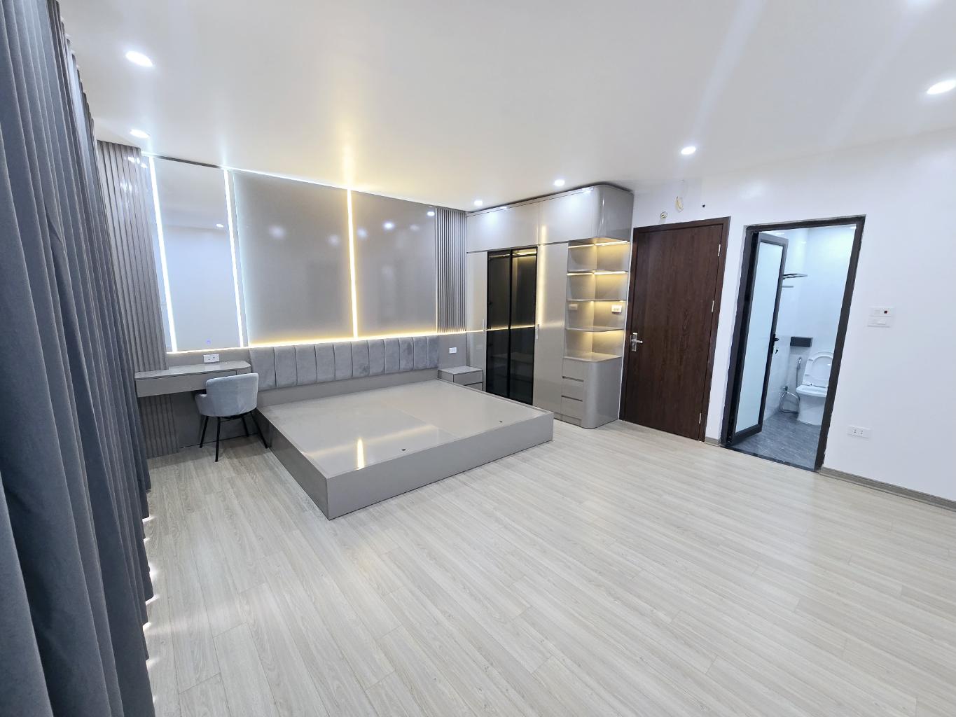 NHÀ ĐẸP LÔ GÓC 6 TẦNG THANG MÁY - NGÕ THÔNG - TẶNG FULL NỘI TẠI ĐÀM QUANG TRUNG LONG BIÊN - 8.6 TỶ