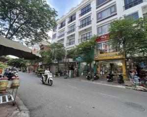 Bán nhà MP Tứ Hiệp DT 50m2. 5 tầng, MT 4m , oto tránh , kinh doanh sầm uất : ĐT 0383495077