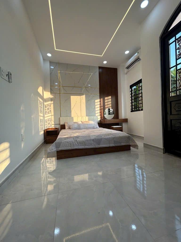 BÁN NHÀ QUẬN 9, NHÀ ĐẸP LONG LANH DT85M 2TẦNG NGANG 5M, GARA 7 CHỖ