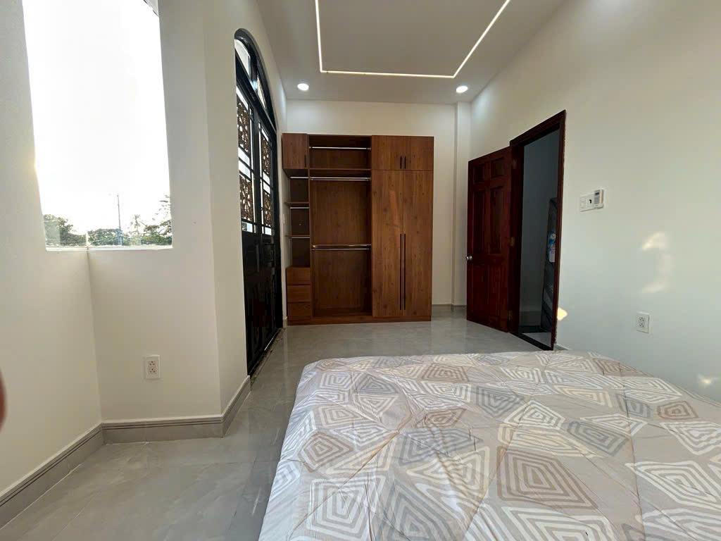 BÁN NHÀ QUẬN 9, NHÀ ĐẸP LONG LANH DT85M 2TẦNG NGANG 5M, GARA 7 CHỖ