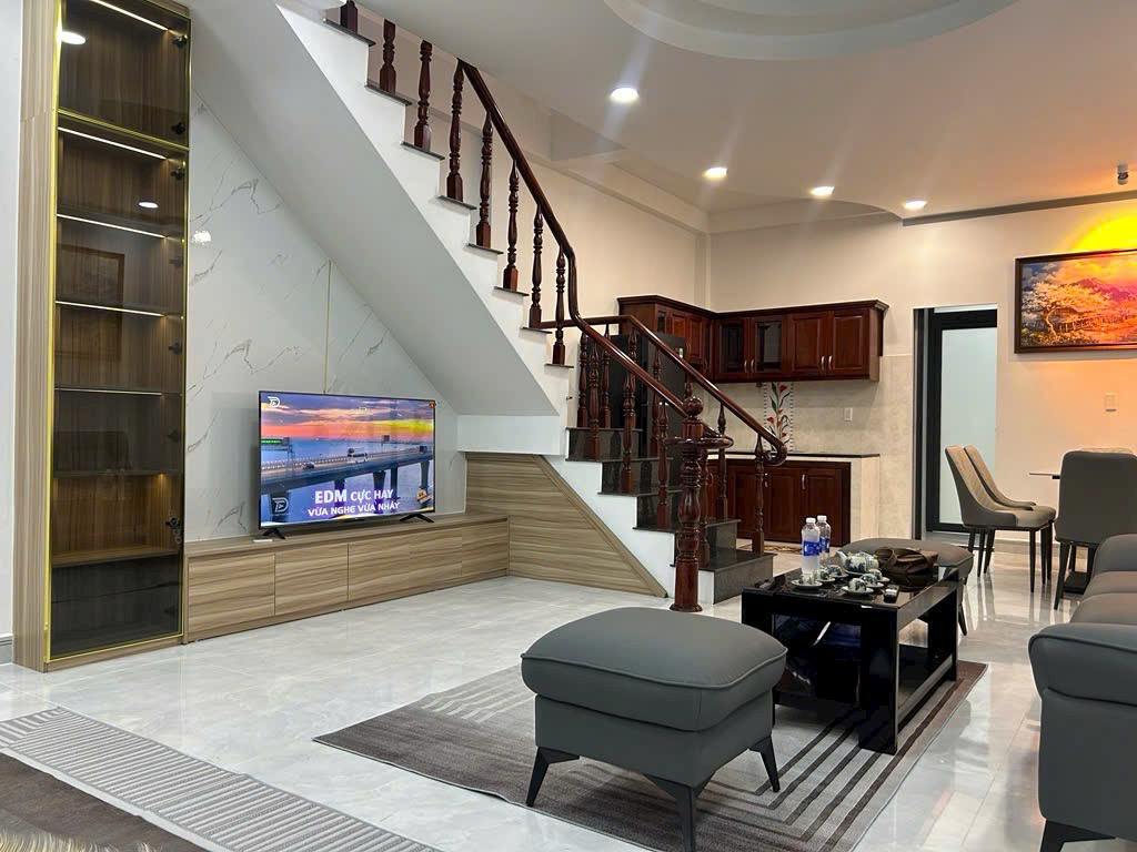 BÁN NHÀ QUẬN 9, NHÀ ĐẸP LONG LANH DT85M 2TẦNG NGANG 5M, GARA 7 CHỖ