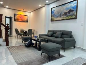 BÁN NHÀ QUẬN 9, NHÀ ĐẸP LONG LANH DT85M 2TẦNG NGANG 5M, GARA 7 CHỖ