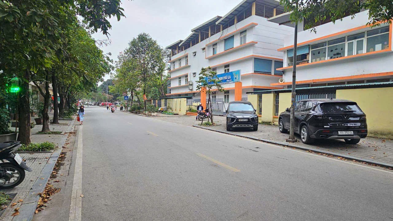 BÁN NHÀ CẠNH BỂ BƠI ĐA SỸ - NHỈNH 6 TỶ