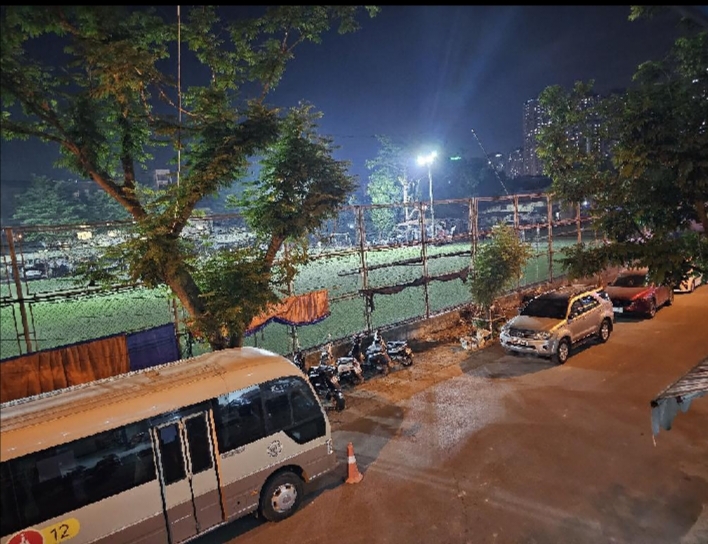VỊ TRÍ CỰC ĐEP - ĐẤU GIÁ  VIEW SÂN BÓNG - MẶT TRỤC CHÍNH -  PHÂN LÔ VỈA HÈ - Ô CHỜ THANG MÁY - KINH DOANH SẦM UẤT - SỔ HOA HẬU