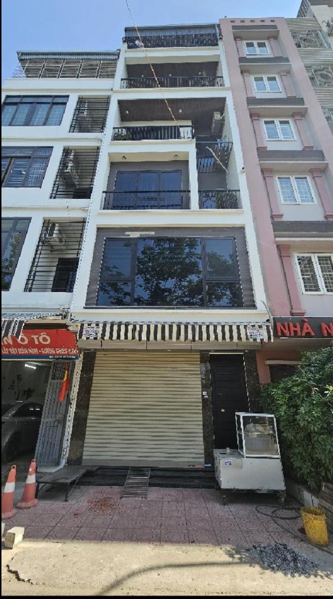 VỊ TRÍ CỰC ĐEP - ĐẤU GIÁ  VIEW SÂN BÓNG - MẶT TRỤC CHÍNH -  PHÂN LÔ VỈA HÈ - Ô CHỜ THANG MÁY - KINH DOANH SẦM UẤT - SỔ HOA HẬU