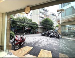 MẶT PHỐ CỰC ĐẸP - SỔ VUÔNG NHƯ A4 - VỪA Ở VỪA KINH DOANH - TRUNG TÂM HÀ ĐÔNG - NỘI THẤT GỖ XỊN XÒ