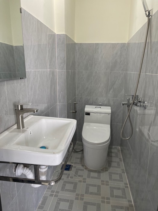 NGAY KHU DÂN CƯ HỒNG LONG THỦ ĐỨC - SÁT MẶT TIỀN - NGANG CHUẨN 5M - XE HƠI ĐẬU SÁT NHÀ - KHU PHÂN LÔ VIP